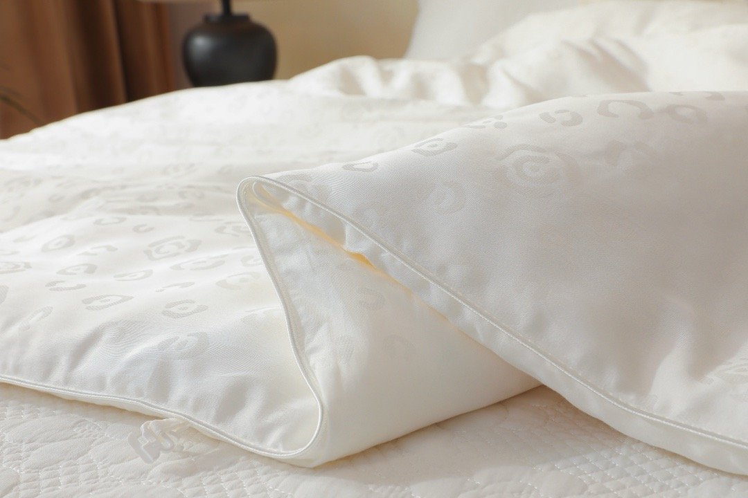 Premium Mulberry Silk Comforter With Cotton Cover - Image 5