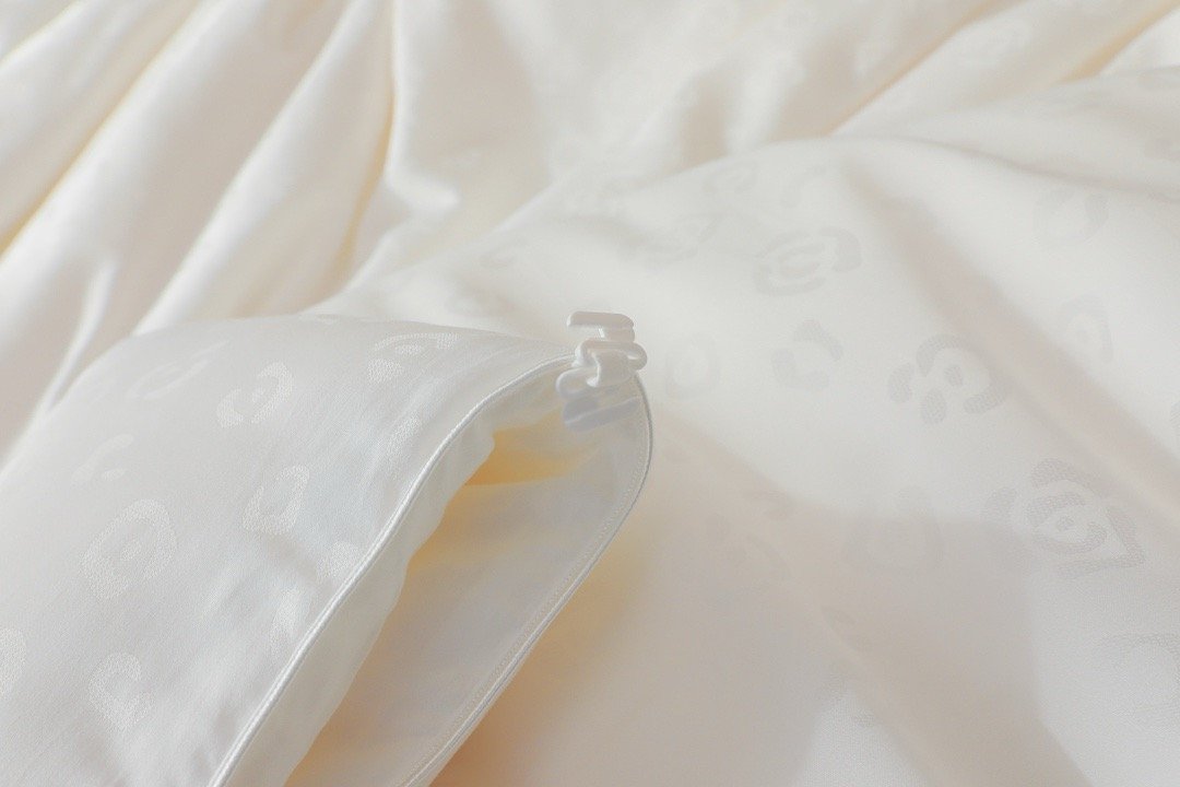 Premium Mulberry Silk Comforter With Cotton Cover - Image 6
