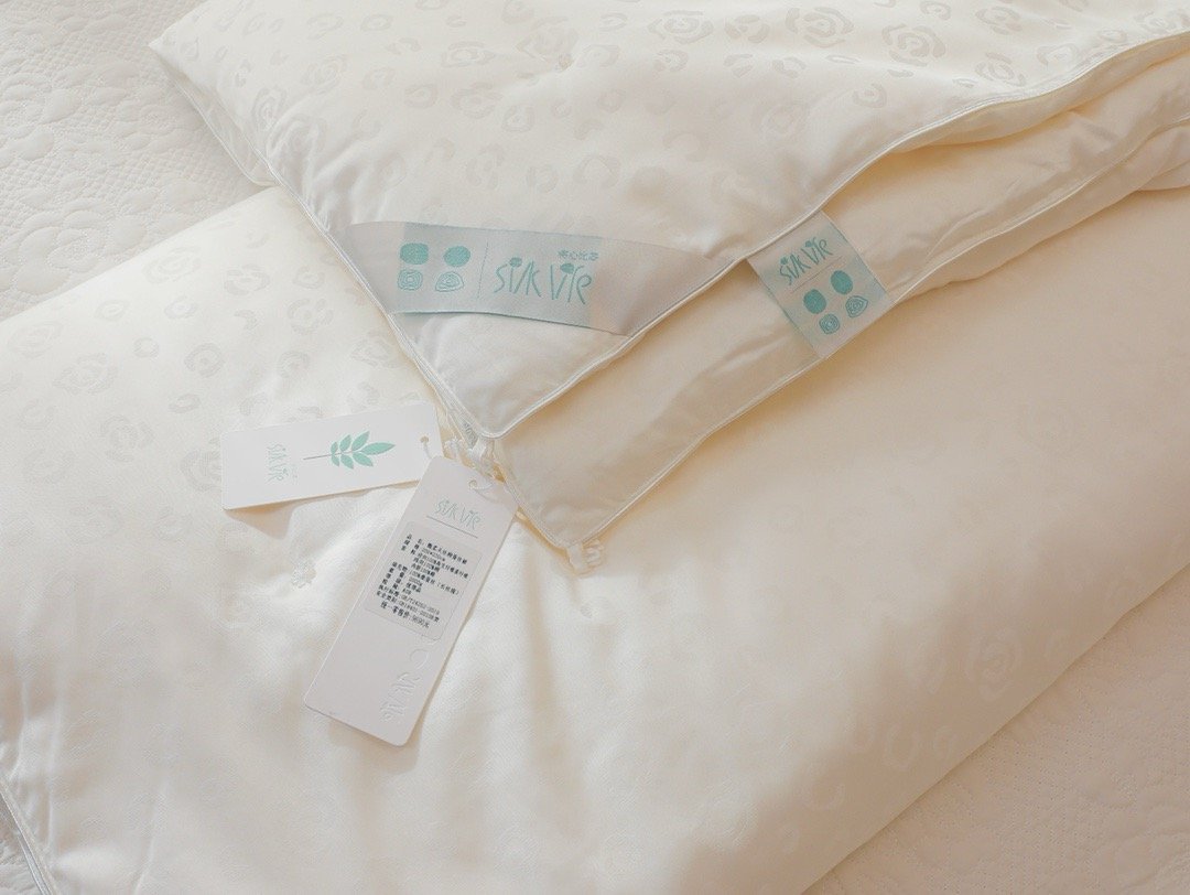 Premium Mulberry Silk Comforter With Cotton Cover - Image 7