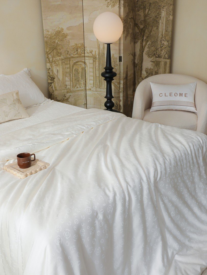 Premium Mulberry Silk Comforter With Cotton Cover - Image 4