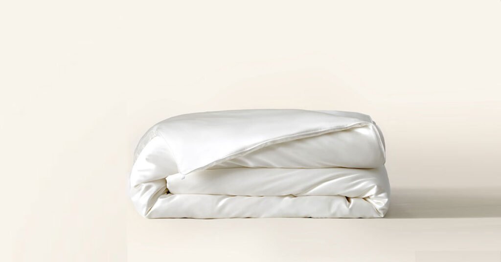 Luxury DIFALAY summer silk comforter on a bed